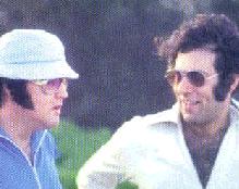 Elvis e Larry Geller (Maro de 1977).